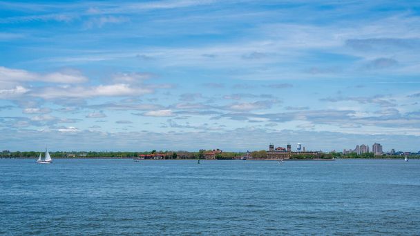 ニューヨーク港のエリス島 - 写真・画像