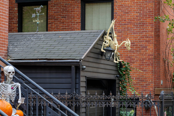 Входная дверь дома с украшениями на Хэллоуин. Качественное фото - Фото, изображение