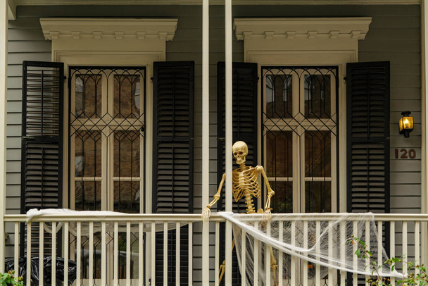 La porta principale di una casa con decorazioni di Halloween. Foto di alta qualità - Foto, immagini