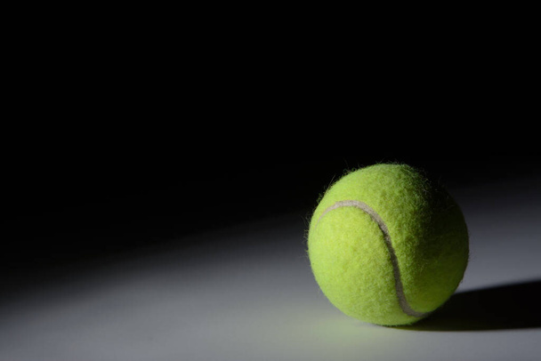 Una imagen de bajo perfil de una pelota de tenis verde. - Foto, Imagen