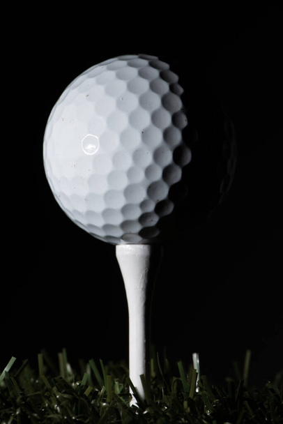ゴルフボールオンティーハイライトコントラスト背の高い叙事詩 - 写真・画像