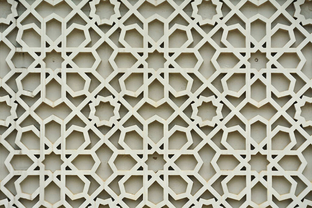 Patrón de geometría islámica hecho de hormigón de refuerzo de fibra molida utilizado como decoración de pared de fachada de edificio.  - Foto, Imagen