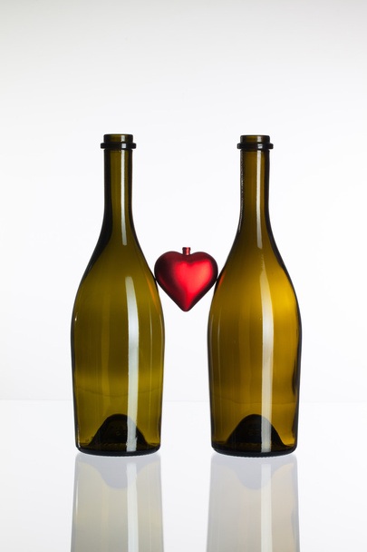 Empty bottles of wine and love symbol - Foto, afbeelding