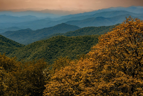 Blue Ridge Mountains and Smoky Mountain ranges from the Lickstone Ridge Overlook on Blue Ridge Parkway, North Carolina - Фото, изображение