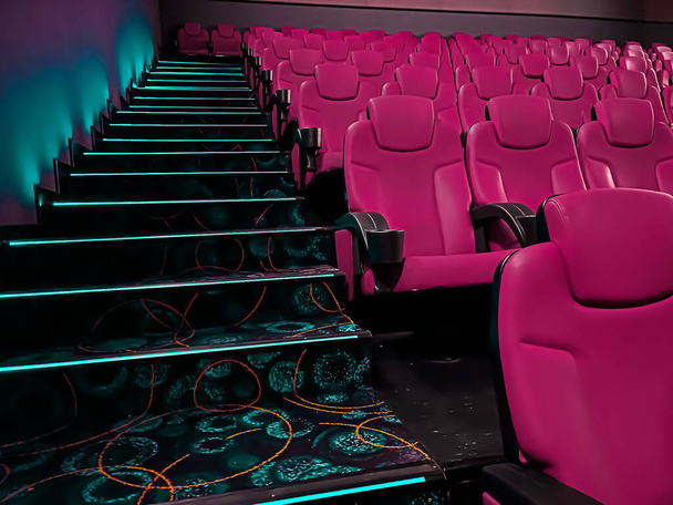Cinema e intrattenimento, sedili vuoti per sale cinematografiche rosa per il servizio di streaming di spettacoli televisivi e il marchio di produzione dell'industria cinematografica - Foto, immagini