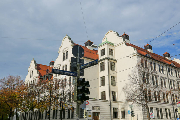 красивые дома в Мюнхене, голубое небо, чердак и новое здание - Фото, изображение