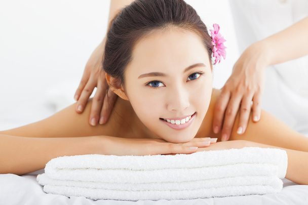 jeune femme au salon de spa se faire masser
 - Photo, image