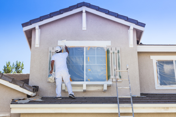 Pintor de casa pintando el ajuste y las persianas del hogar
 - Foto, Imagen
