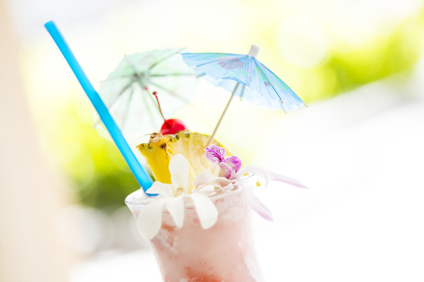 Bevanda tropicale fruttata con ananas e ombrelli
 - Foto, immagini