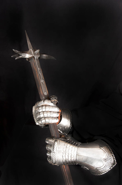 Metalen handschoenen en zwaard van de ridder - Foto, afbeelding