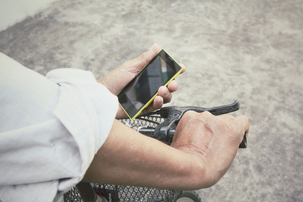 Hombre usando smartphone con bicicleta
 - Foto, Imagen