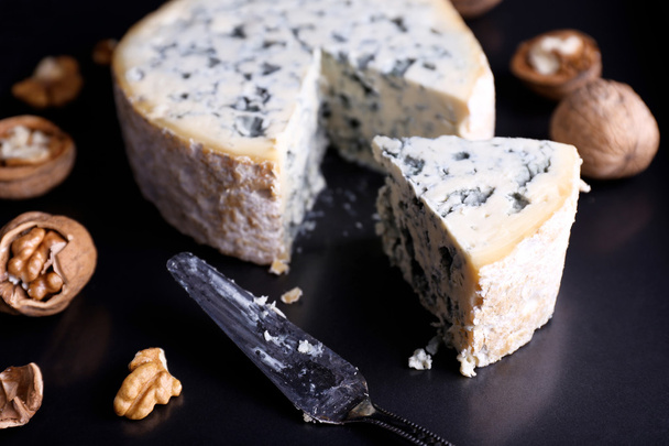Blue cheese with nuts and blade on metal tray background - Valokuva, kuva