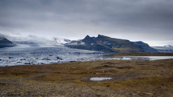 Подорож до Ісландії. Чудовий холодний краєвид. Льодовикова лагуна Fjallsarlon. - Фото, зображення