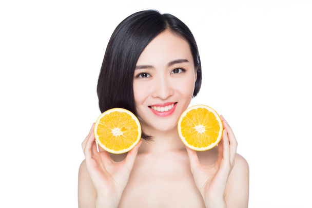 chinese woman with oranges in her hands - Valokuva, kuva