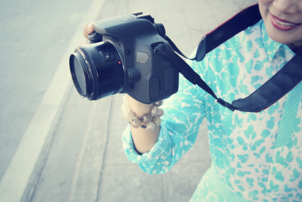 Жінка використовує камеру для фотографування
 - Фото, зображення