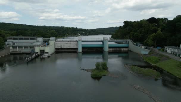 A Baldeney-i vízerőmű és gát egy folyami erőmű Essen városában, Németországban. A vízerőmű kapacitása 9 Megawatt, és az Essen-Baldeney tavon található. Az RWE Innogy üzemelteti.. - Felvétel, videó