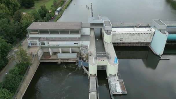 Elektrownia wodna i tama Baldeney to elektrownia rzeczna w Essen w Niemczech. Elektrownia wodna ma pojemność 9 Megawatów i znajduje się nad jeziorem Essen-Baldeney. Jest obsługiwany przez RWE Innogy. - Materiał filmowy, wideo
