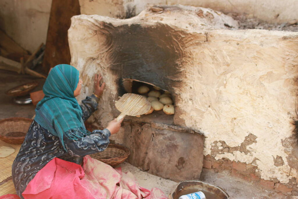 Ekmek yapma - küçük bir kabuktaki hamur yerini sıcak fırına bırakmaya hazır  - Fotoğraf, Görsel