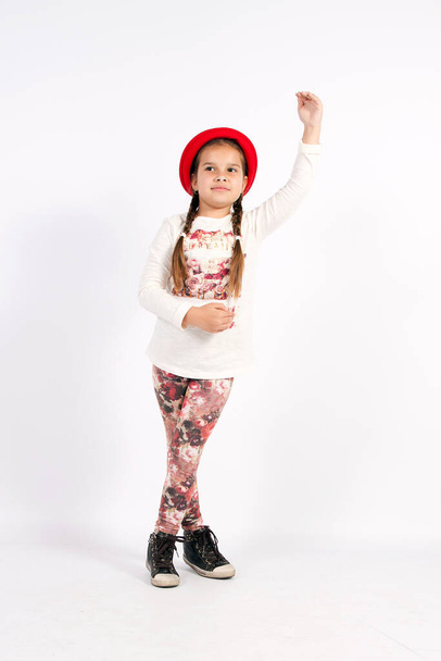 Kleines Mädchen tanzt mit rotem Hut - Foto, Bild
