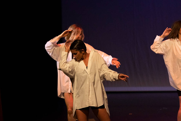 ΦΑΡΟ, ΠΟΡΤΟΓΑΛΙΑ - 16 ΙΟΥΛΙΟΥ 2022: Σύγχρονη χορευτική ομάδα που παρουσιάζει χορευτικό νούμερο στο ιστορικό θέατρο Lethes που βρίσκεται στην πόλη Φάρο της Πορτογαλίας. - Φωτογραφία, εικόνα