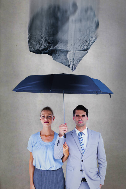 黒い傘を持っているビジネスマンの複雑なイメージ - 写真・画像