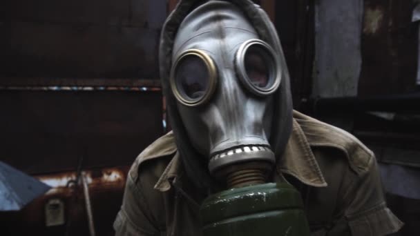 geen mensen met een beschermend masker tegen in een zonnig bosgasmasker beste bescherming - Video