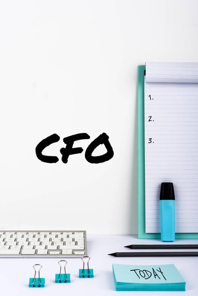 Cfoの表示に署名します,会社の財務行動を管理する事業概念の最高財務責任者 - 写真・画像