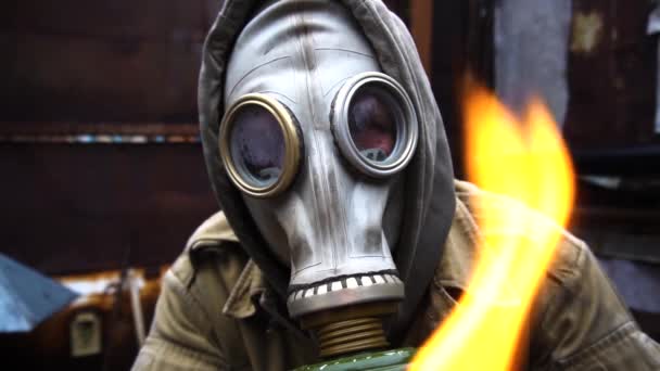 ninguna persona en una máscara protectora contra en una máscara de gas de bosque soleado mejor protección - Imágenes, Vídeo