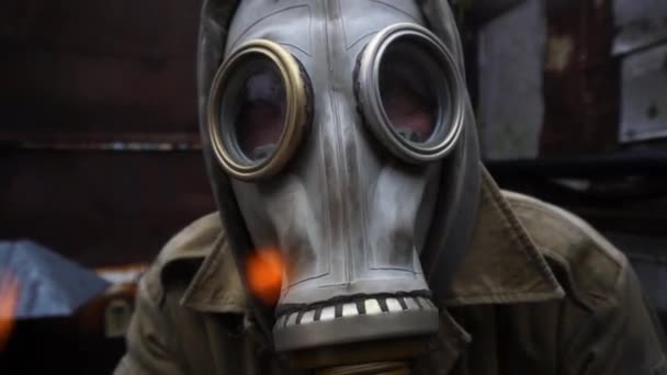 ninguna persona en una máscara protectora contra en una máscara de gas de bosque soleado mejor protección - Imágenes, Vídeo