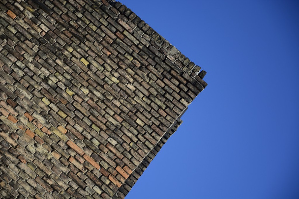 Vieux mur de briques sur fond de ciel bleu
 - Photo, image