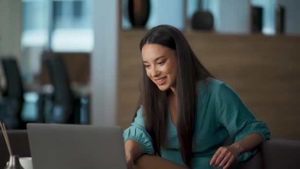Милий працівник вітає друга, використовуючи ноутбук в офісі крупним планом. Дружня жінка махає рукою, розмовляючи комп'ютером у коворкінгу. Смарт-професіонал робить жест привітання, починаючи онлайн-зустріч з колегами
 - Кадри, відео