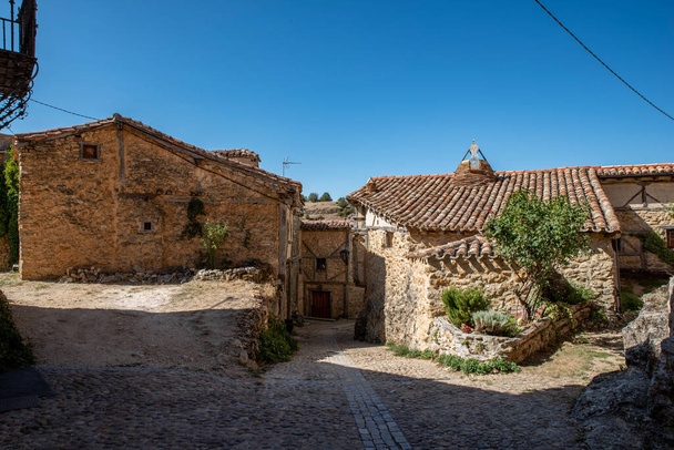 Вид на традиционные дома средневековой деревни Калатаназор в солнечный день, Сория, Кастилья и Леон, Испания. - Фото, изображение