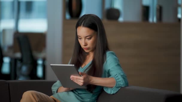 Ofiste tablette çalışan düşünceli bir iş kadını. Şirket yöneticisi sadece uygulamayı çevrimiçi dijital cihazla kullanıyor. Bilgisayar ekranına odaklanmış işçi dokunuyor. Çevrimiçi İnternet Sörf Ceo - Video, Çekim