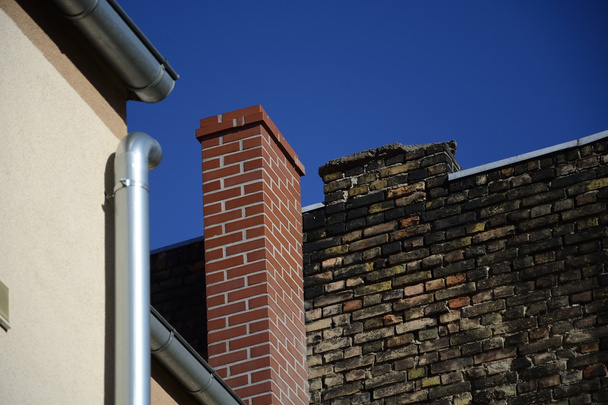 Vieux mur de briques sur fond de ciel bleu
 - Photo, image