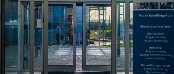 entrada al edificio universitario de Stavanger  - Foto, imagen