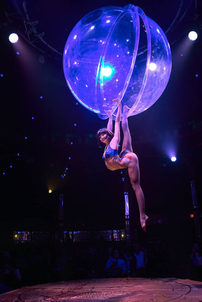 Торонто, Канада - Acrobat from Spiegelworld Circus виступає на сцені  - Фото, зображення