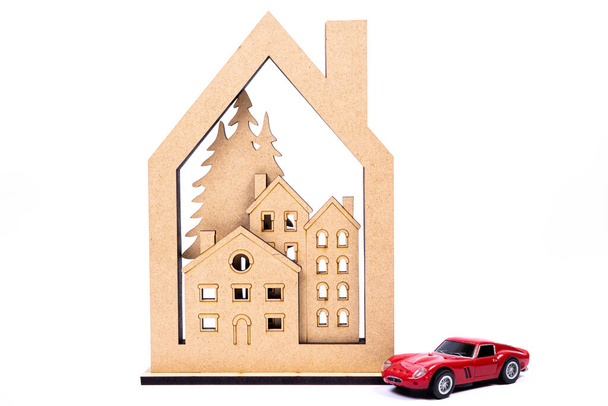 Σπίτια σύμβολο με μεταλλικό κλειδί σε λευκό φόντο. Ακίνητα, ασφάλειες, αγοράστε σπίτια, ακίνητα. Απομονωμένα, ξύλινα σπίτια, νέα ζωή. housewarming, κλειδαριά και μπρελόκ μικρά αυτοκίνητα - Φωτογραφία, εικόνα