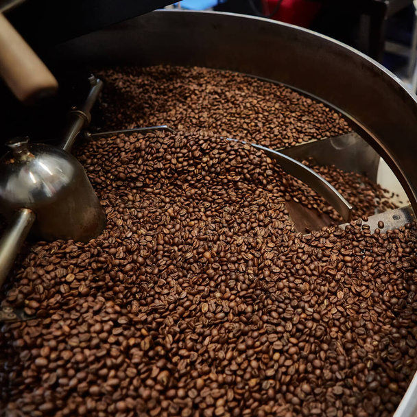 καβουρντισμένοι κόκκοι καφέ αραβικά, καφέ σπόροι καφεΐνης  - Φωτογραφία, εικόνα