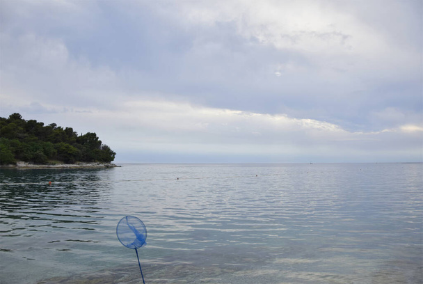 Ruhige See und bewölkter Himmel. Adriatische Meereslandschaft - Foto, Bild