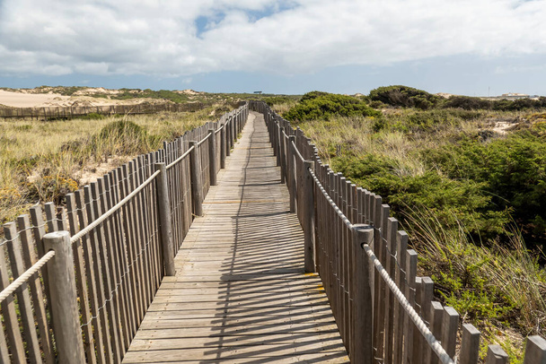 Bela vista do caminho de madeira do Guincho através das dunas de areia, localizadas em Sintra, Portugal. - Foto, Imagem