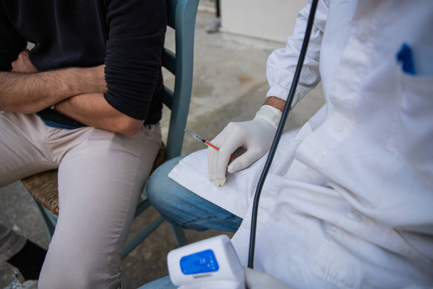 Travailleur de santé prêt à donner à son patient une piqûre, santé et concept d'injection. - Photo, image