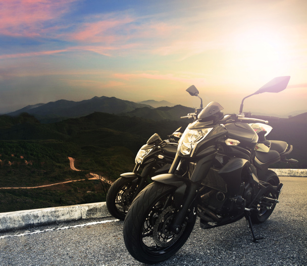 Duży rower, motocykl parking na szczycie góry z słońce światło o - Zdjęcie, obraz