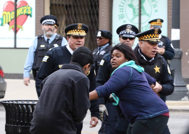 États-Unis, Chicago : Des gens manifestent devant le quartier général de la police de Chicago le 9 décembre 2015 à Chicago, Illinois.            - Photo, image