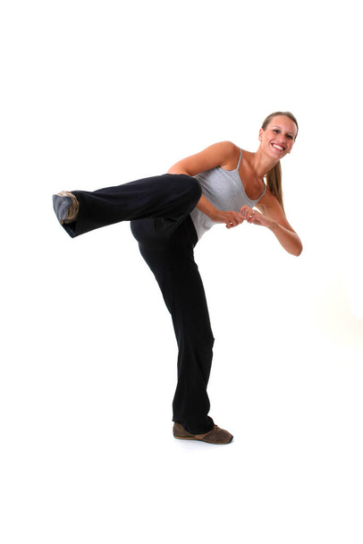 Mujer joven haciendo aeróbicos sobre fondo blanco - Foto, imagen