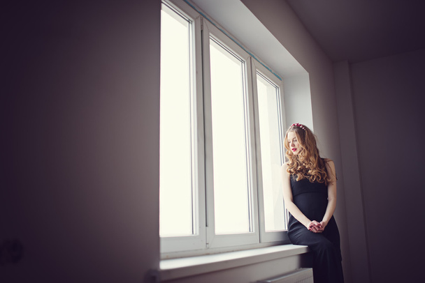 beautiful pregnant woman at home portrait - Foto, afbeelding