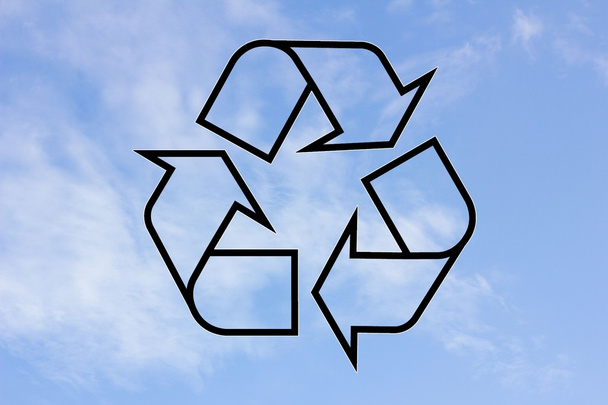 schwarzes Recycling-Symbol auf dem Hintergrund des Himmels - Foto, Bild