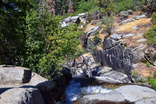 Водопад Хорстейл каскад вниз по скалам в Lone Peak Wilderness вдоль Wasatch Front Rocky Mountains, Alpine Utah. США. - Фото, изображение