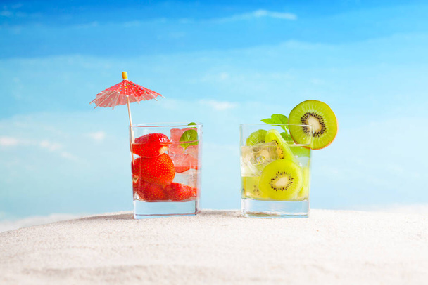 коктейли на песчаном пляже. Концепция летних каникул - Фото, изображение