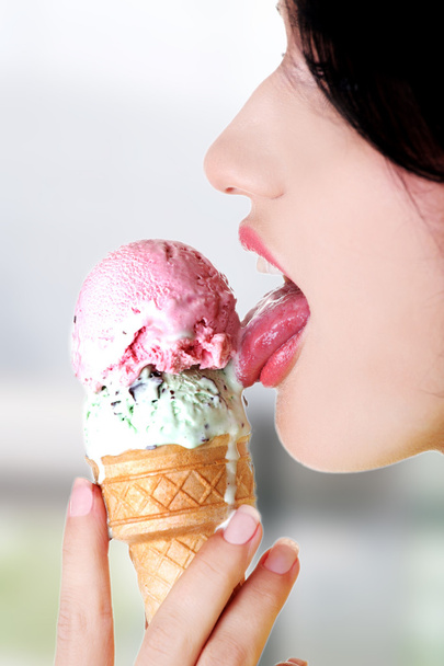 Woman eating ice cream - Zdjęcie, obraz