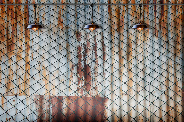 Lampada con recinzione cablata e piastra in ferro arrugginito
 - Foto, immagini